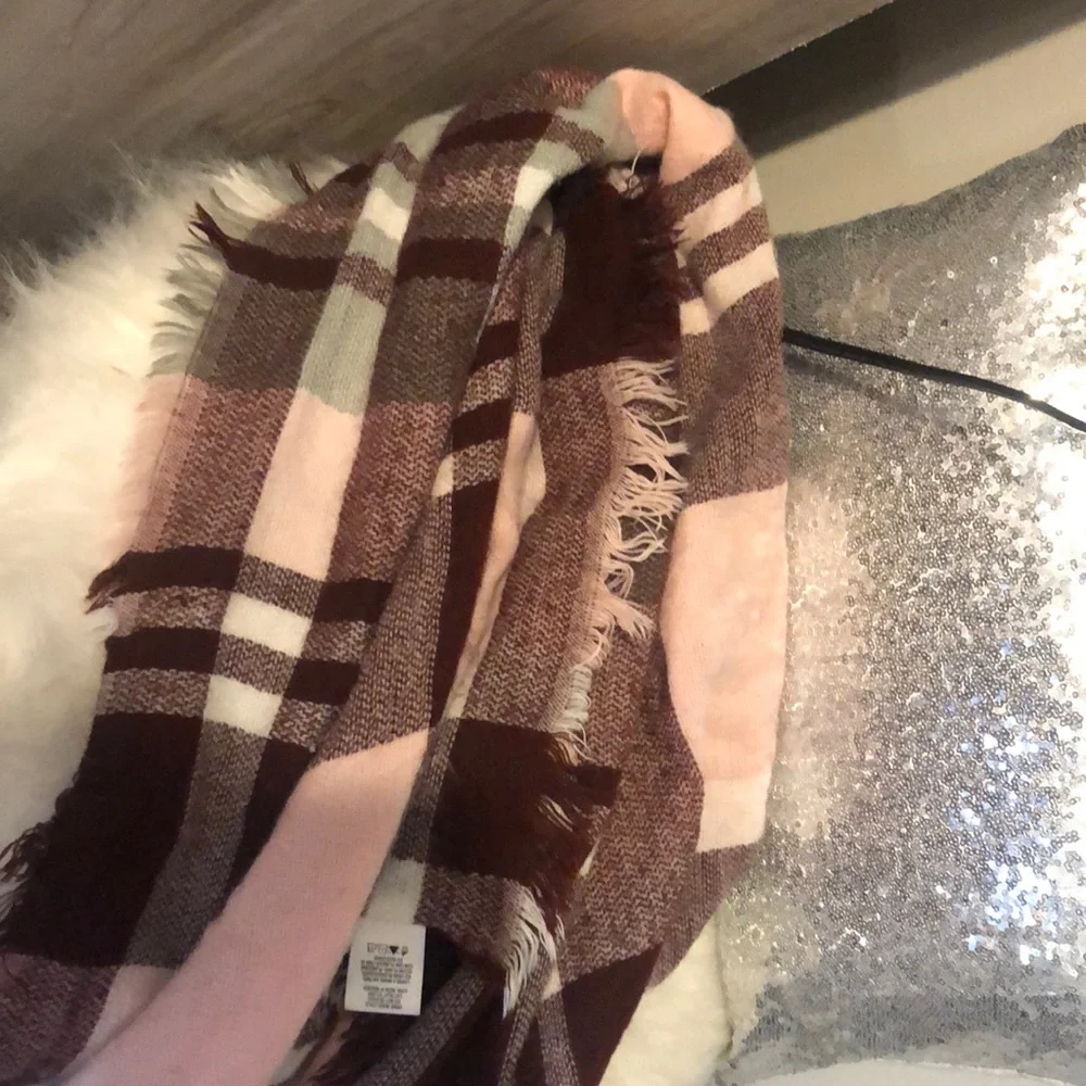 Scarfs - Picture 1 of 4